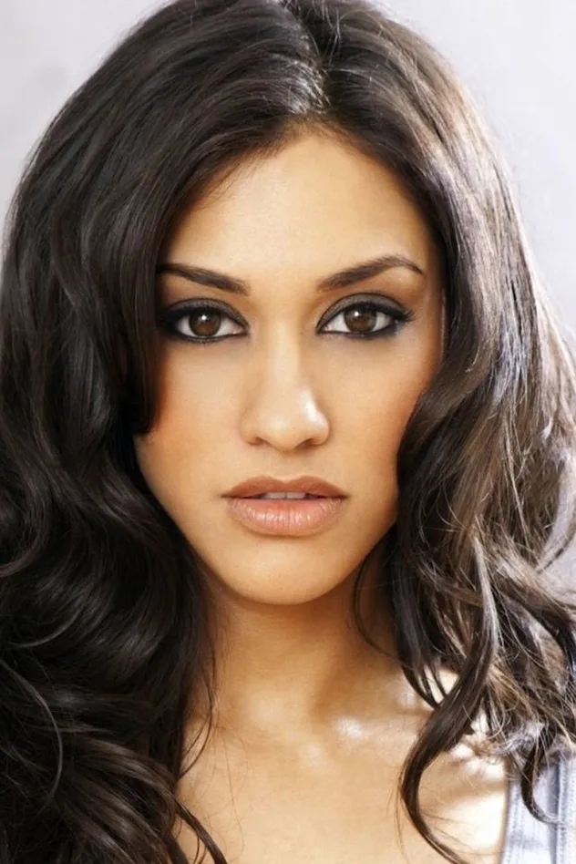 Janina Gavankar fotoğrafı