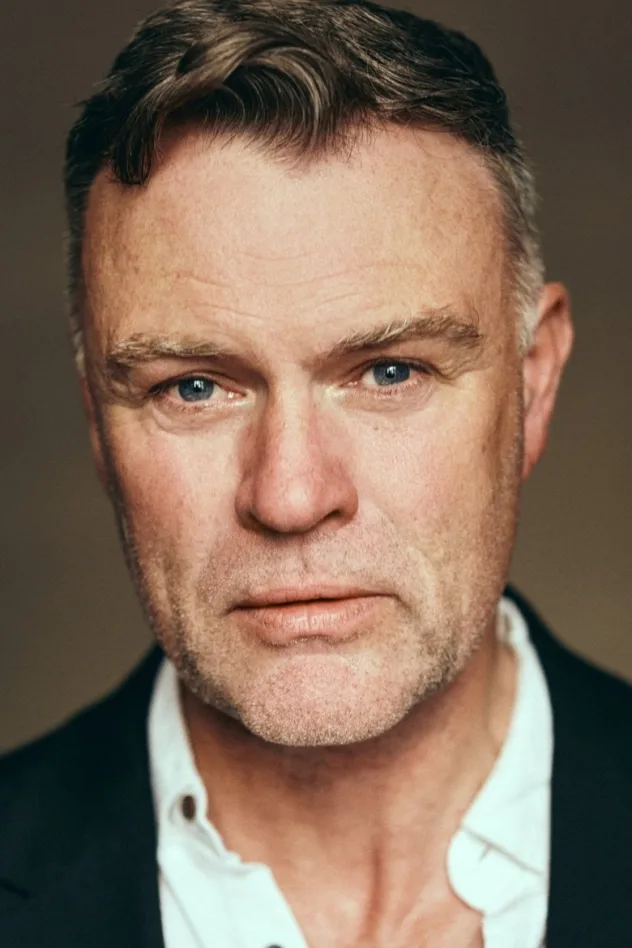Julian Lewis Jones fotoğrafı